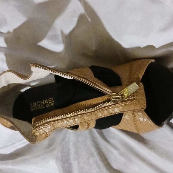 Size 9, 9 1/2 Micheal Kors T-strap heels... - Picture 5 of 5